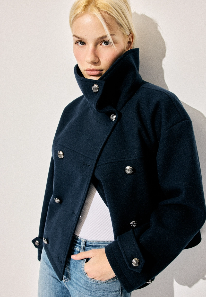 Куртка с высоким воротником и мягкой текстурой