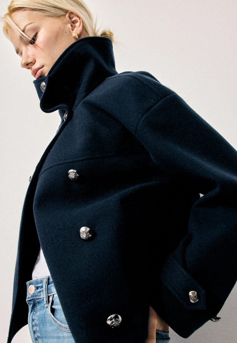 Куртка с высоким воротником и мягкой текстурой