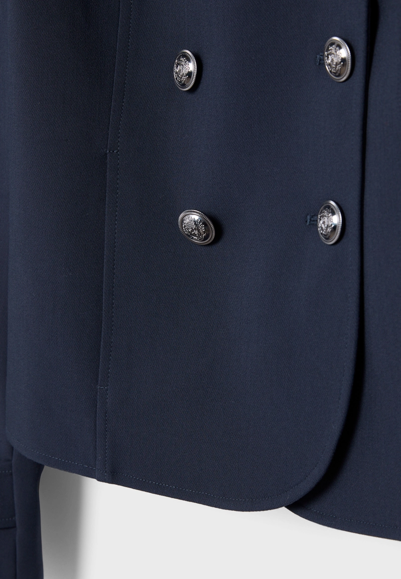 Приталенный пиджак с пуговицами с гравировкой