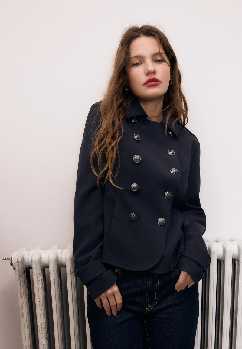 Приталенный пиджак с пуговицами с гравировкой