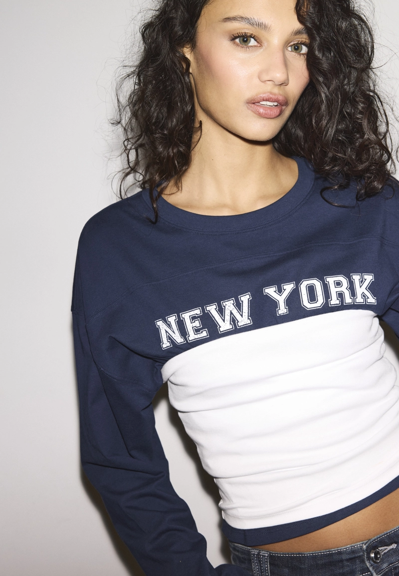 Футболка с принтом и рукавами в стиле кимоно