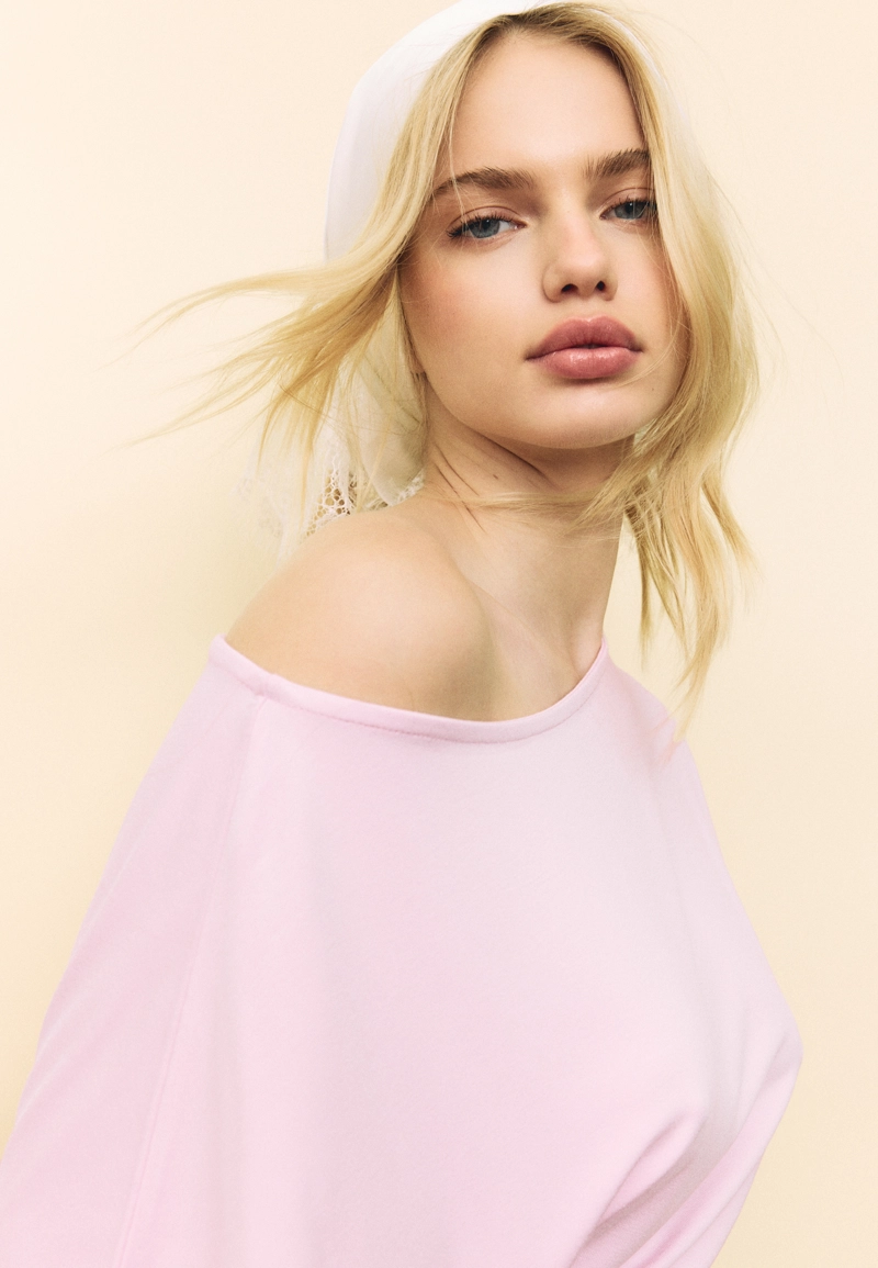 Футболка с вырезом-лодочкой и короткими рукавами