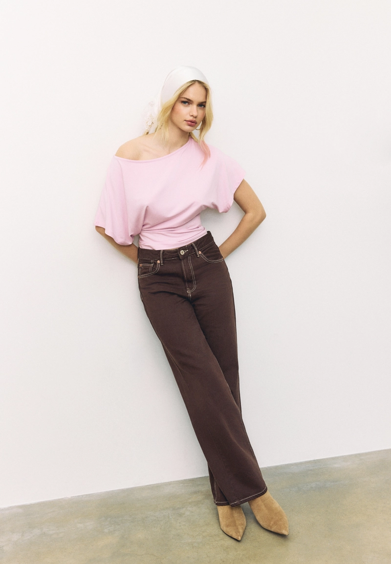 Футболка с вырезом-лодочкой и короткими рукавами