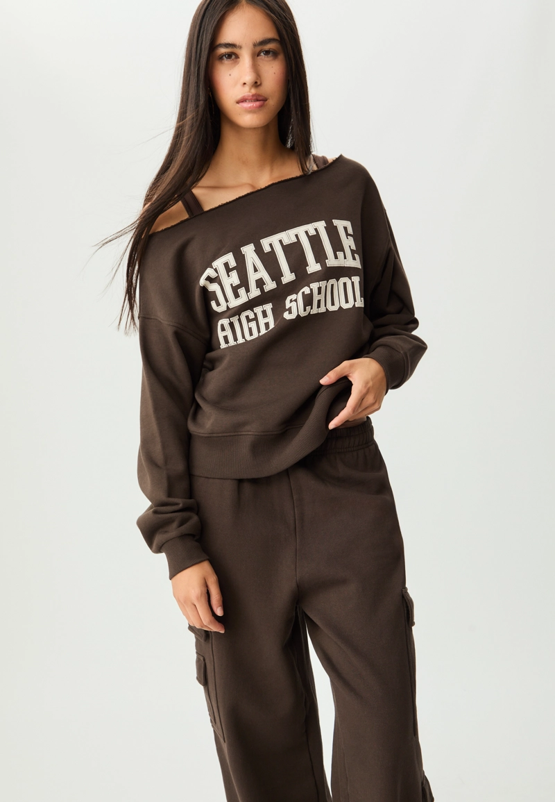 Толстовка с вырезом «лодочка» и принтом