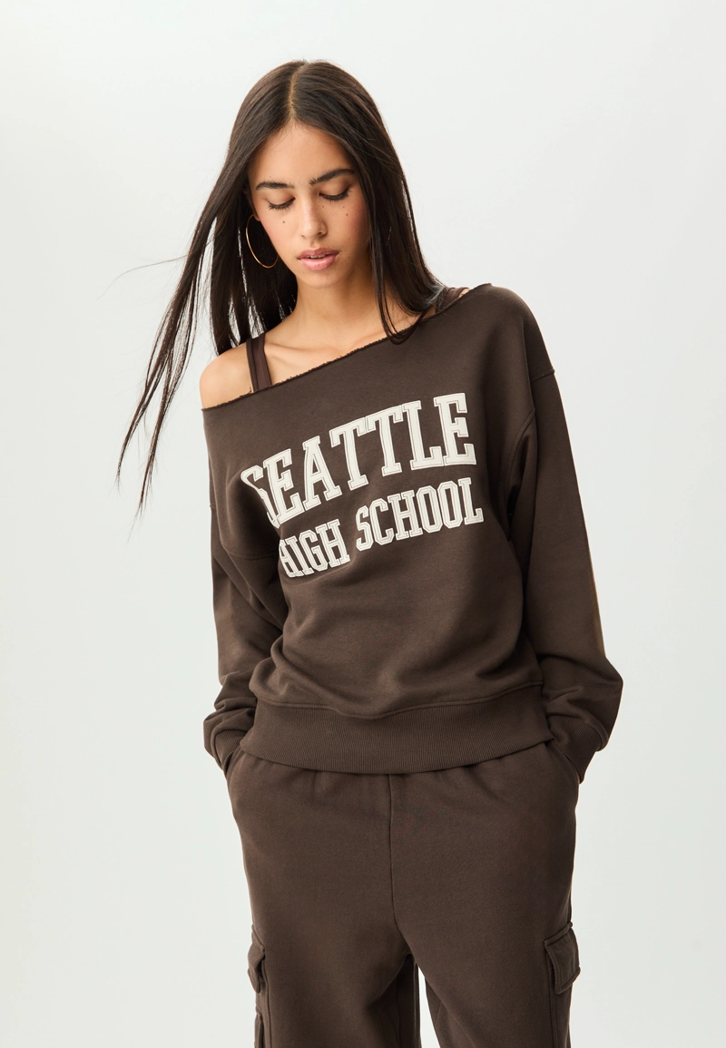 Толстовка с вырезом «лодочка» и принтом