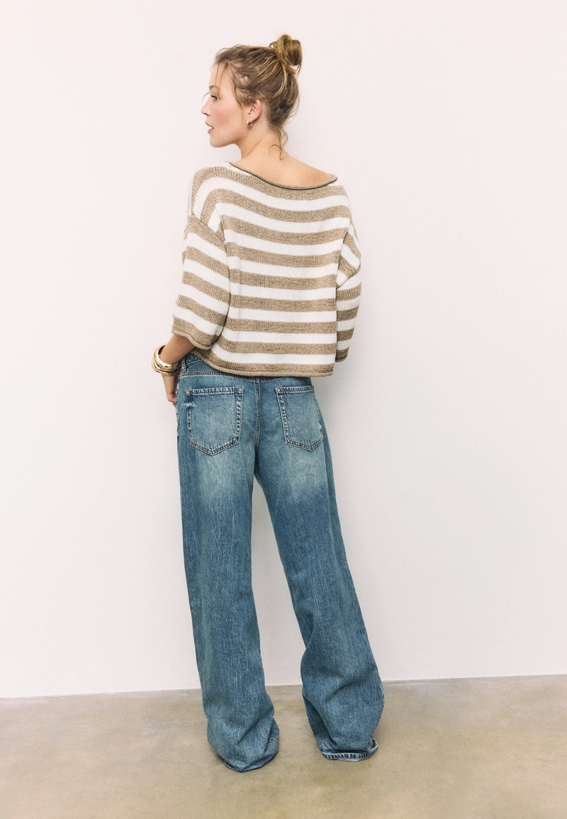 Трикотажный свитер с вырезом-лодочкой