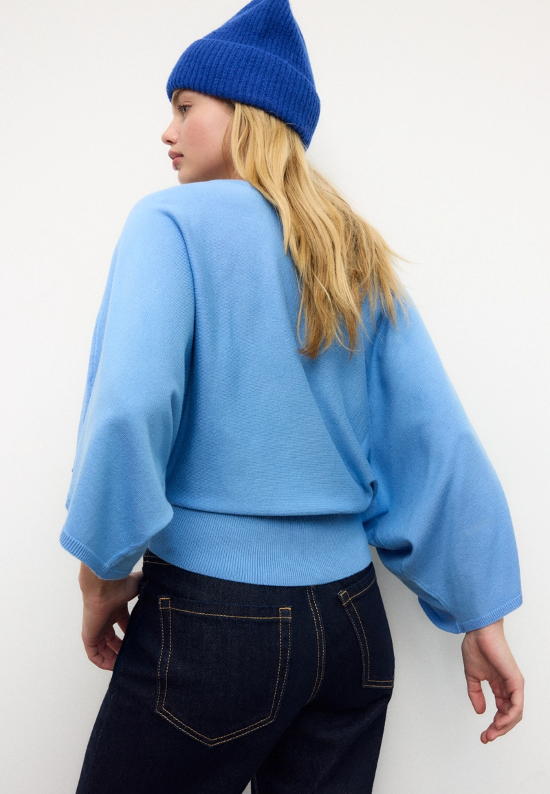 Вязаный свитер с широкими рукавами