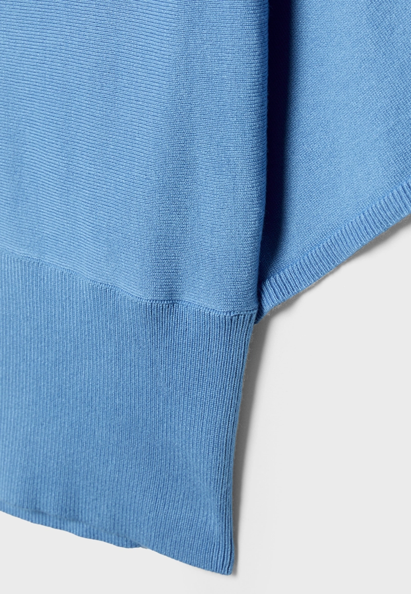 Вязаный свитер с широкими рукавами