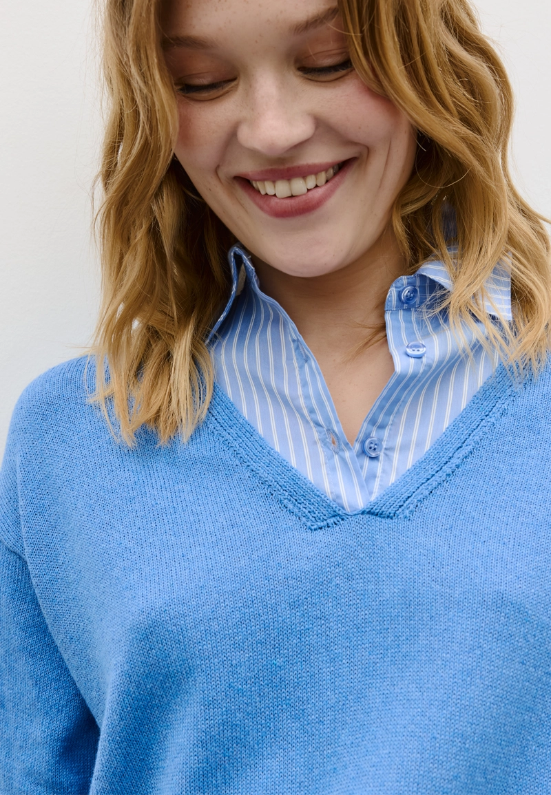 Двухматериальный вязаный свитер