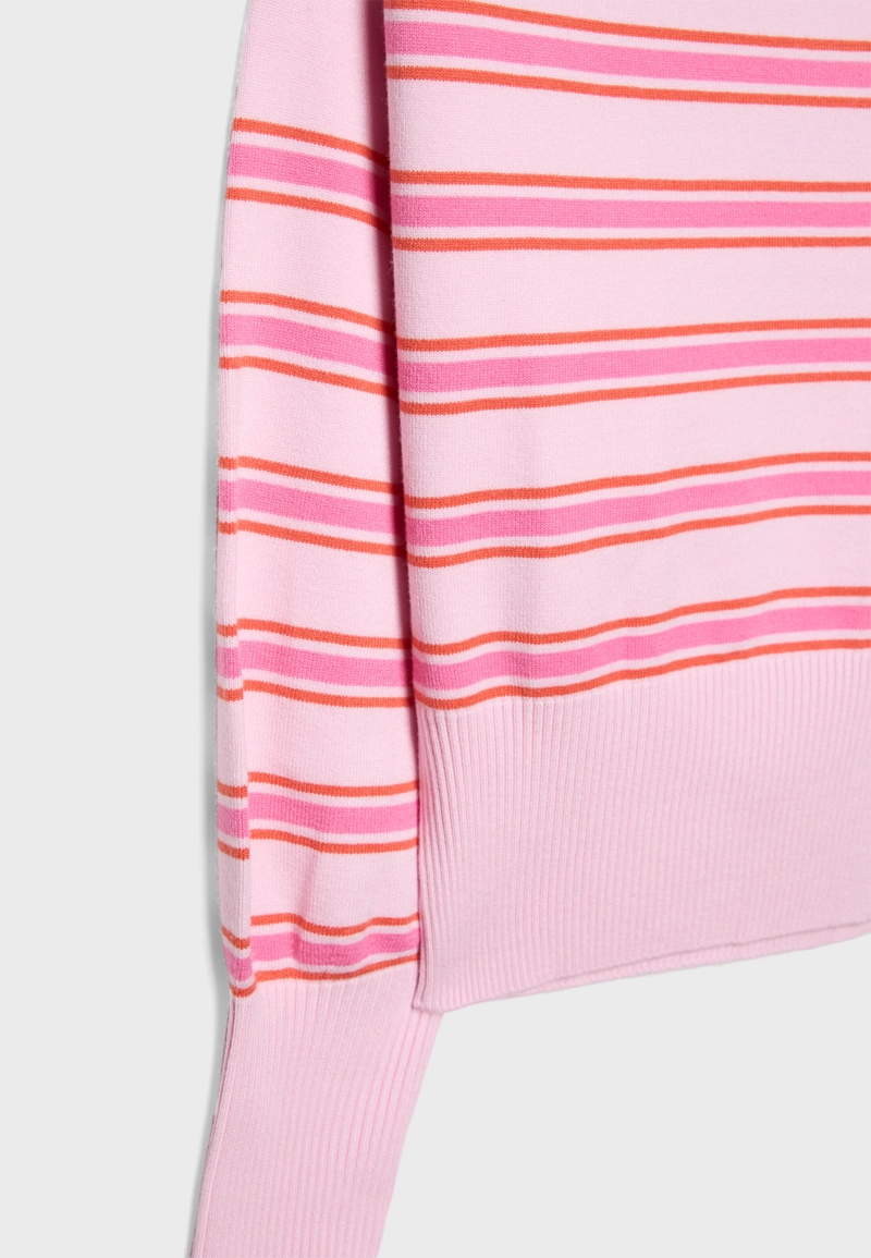 Трикотажный свитер асимметричного кроя в рубчик