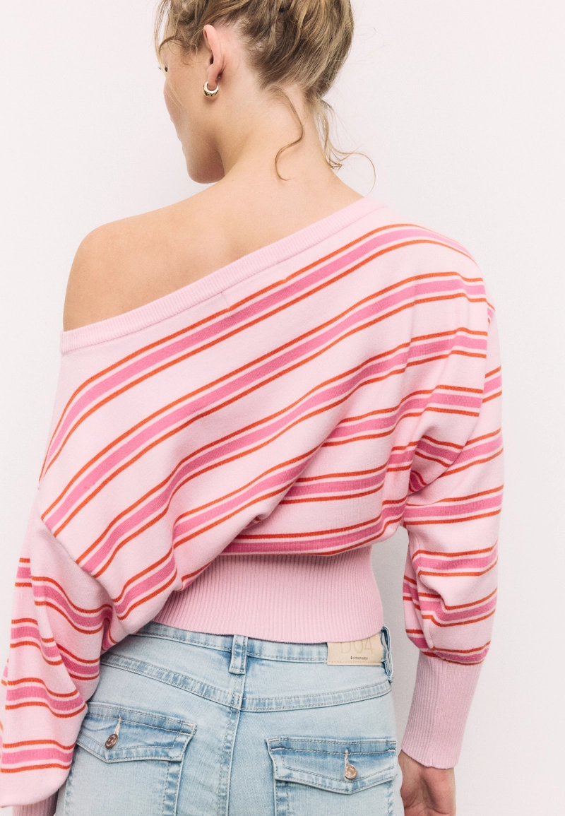 Трикотажный свитер асимметричного кроя в рубчик