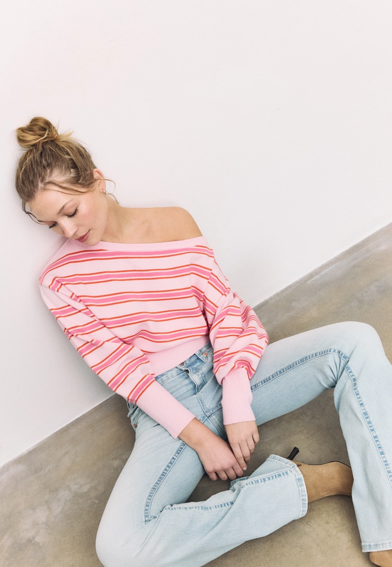 Трикотажный свитер асимметричного кроя в рубчик