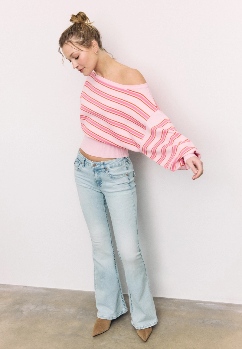 Трикотажный свитер асимметричного кроя в рубчик