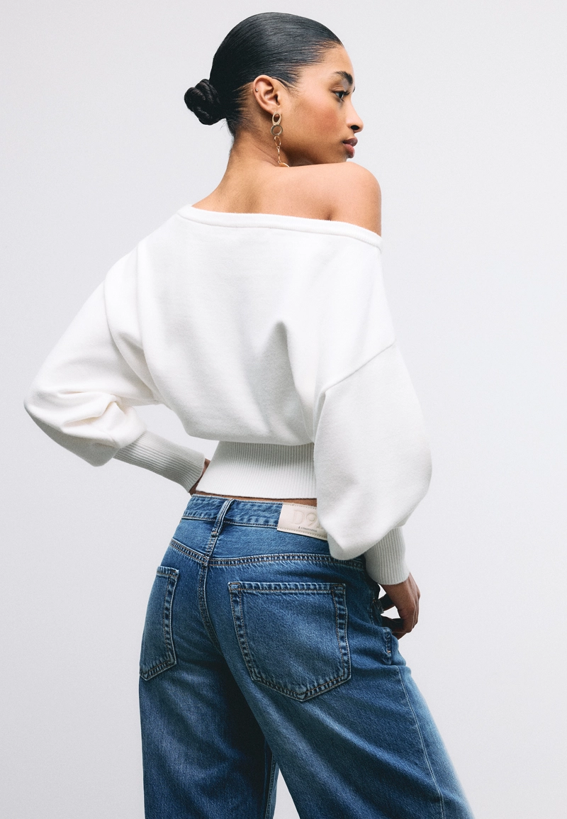 Трикотажный свитер асимметричного кроя в рубчик