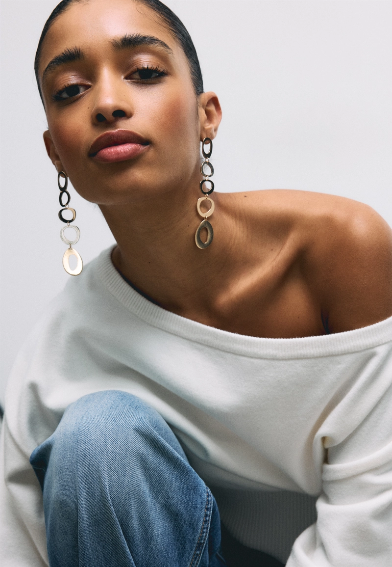 Трикотажный свитер асимметричного кроя в рубчик