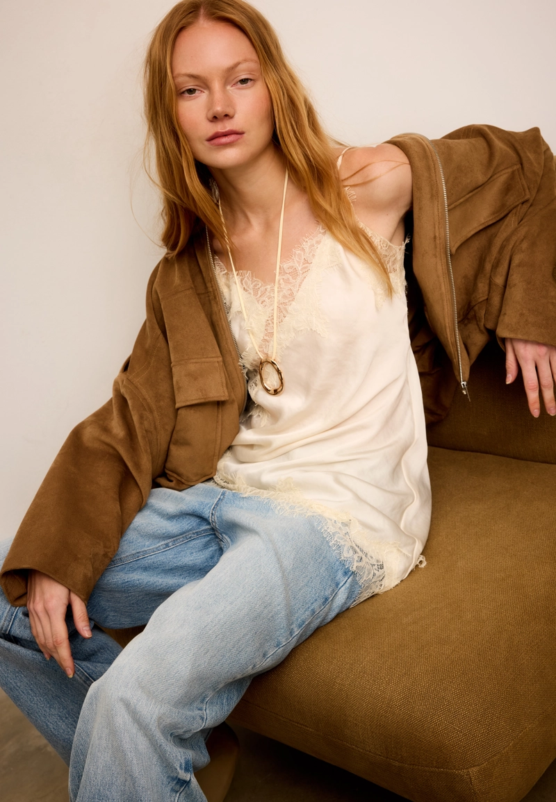 Асимметричный топ в бельевом стиле с кружевом