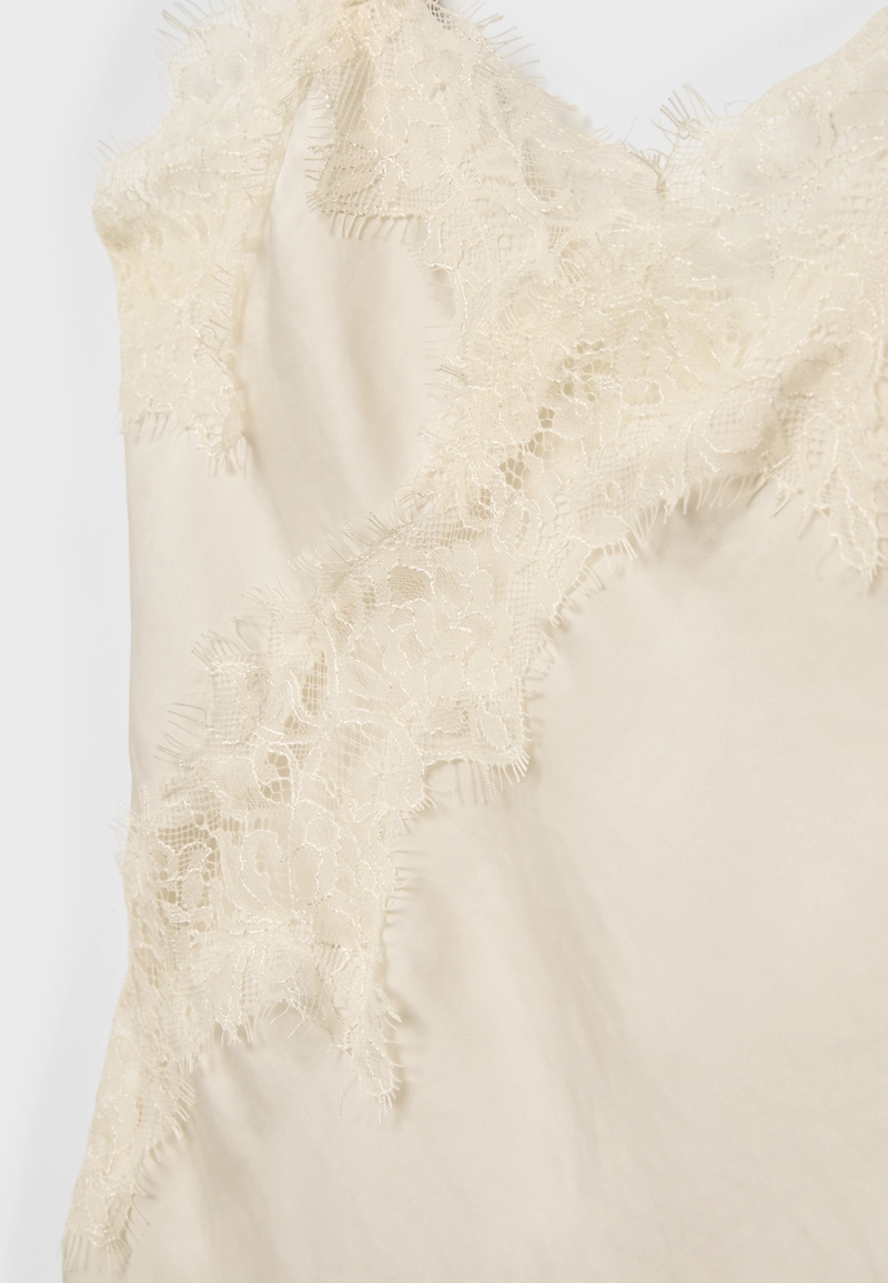Асимметричный топ в бельевом стиле с кружевом