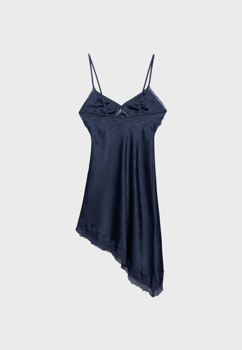 Короткое атласное платье асимметричного кроя