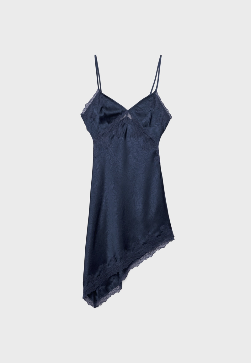 Короткое атласное платье асимметричного кроя