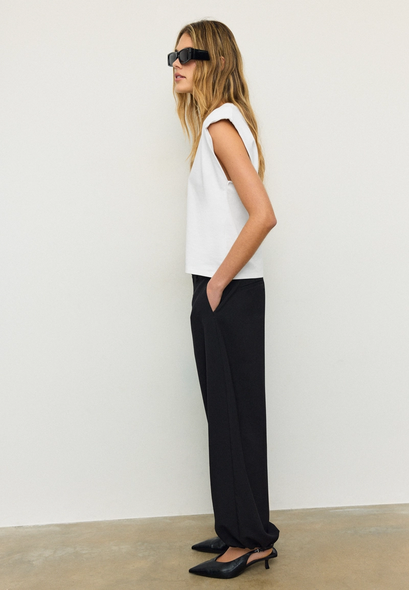 Базовая футболка с подплечниками