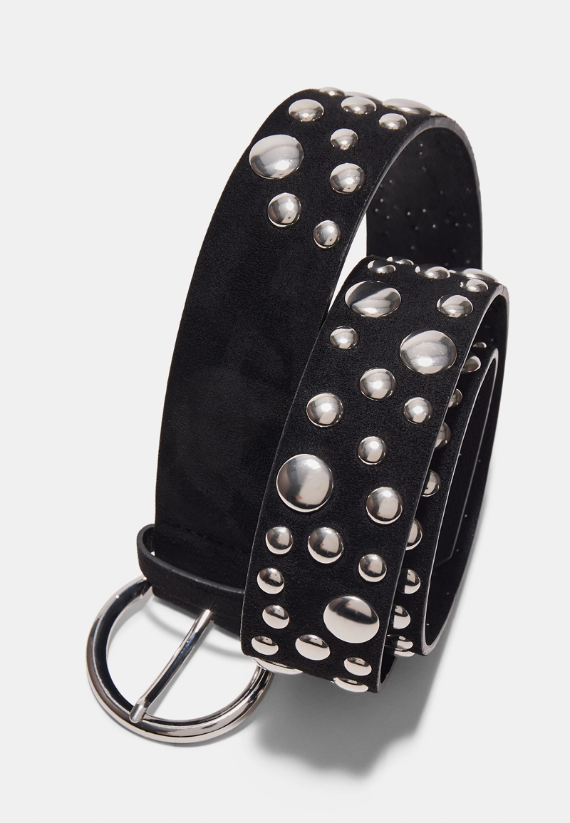Ремень с разноразмерными заклепками