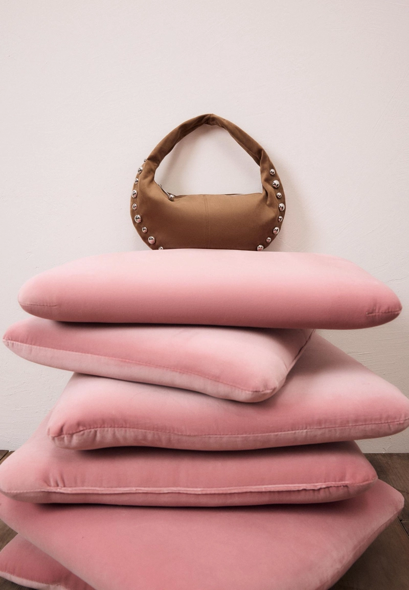 Сумка через плечо с заклепками из искусственной замши