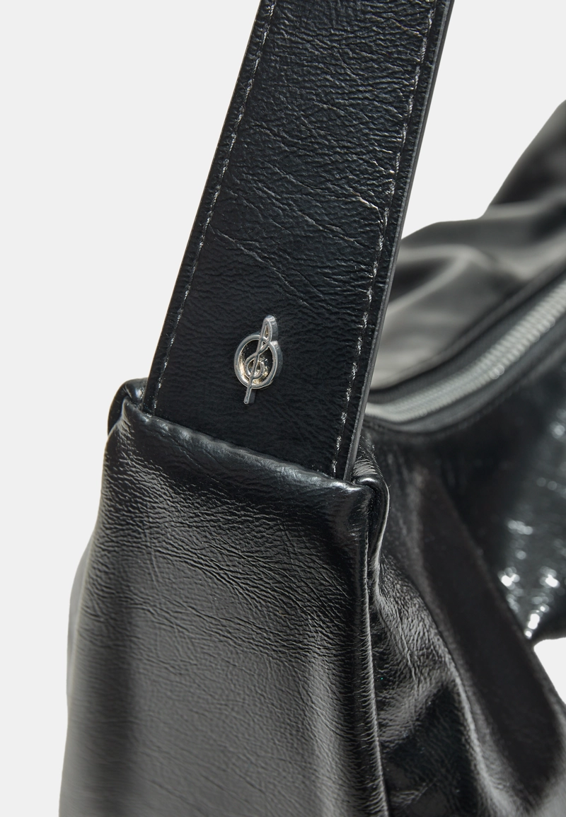 Блестящая сумка на плечо со складками