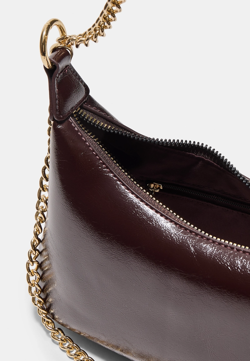 Сумка через плечо с цепочками