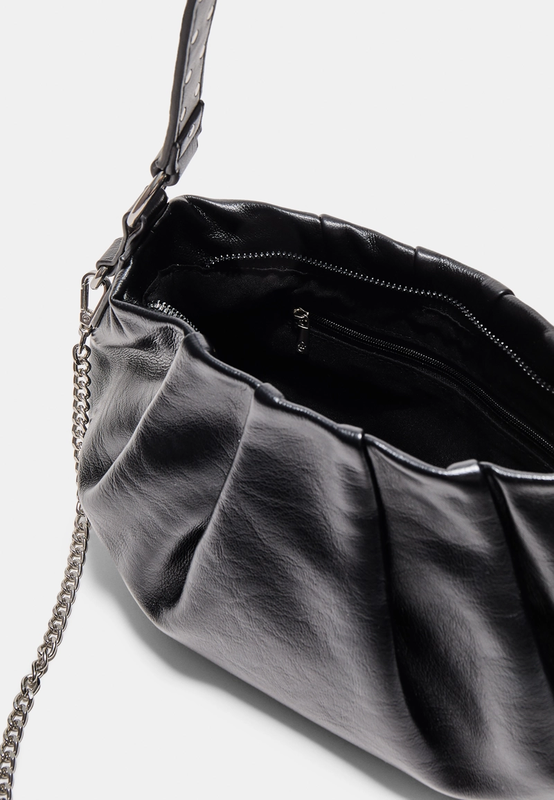 Сумка через плечо со складками и ремешком