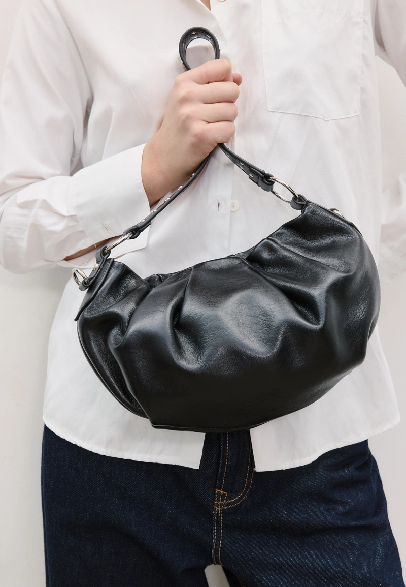 Сумка через плечо со складками и ремешком