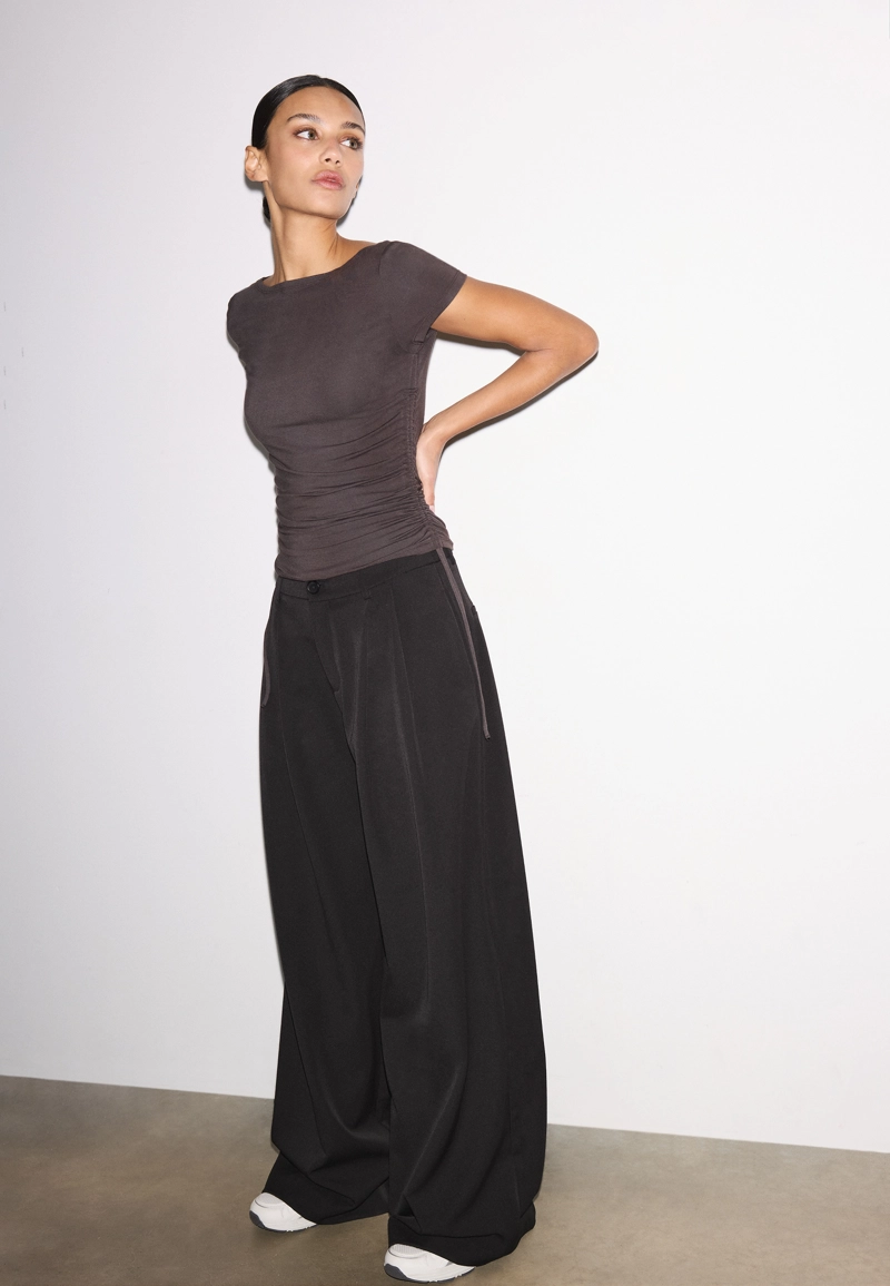 Футболка с короткими рукавами и сборками по бокам