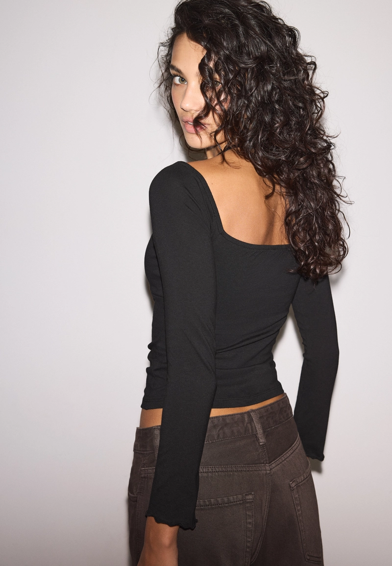 Лонгслив с длинными рукавами и горловиной халтер