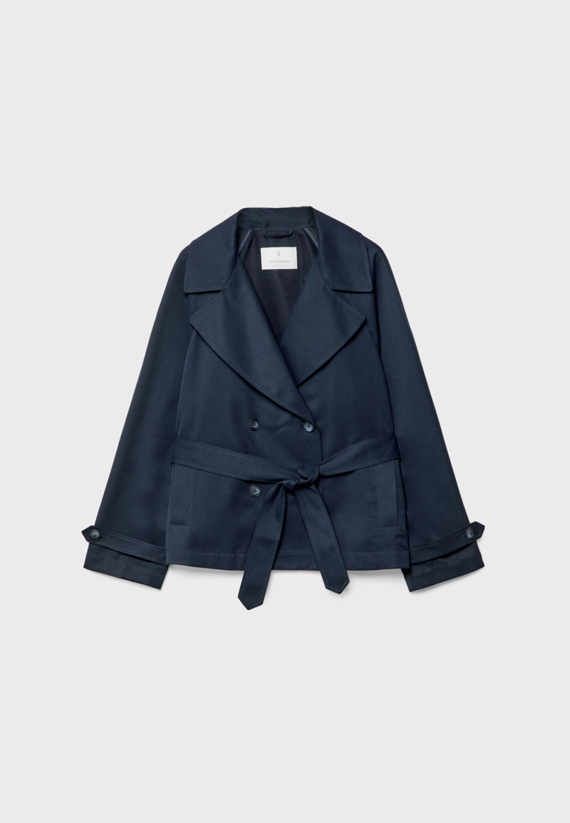 Короткий струящийся тренч с поясом