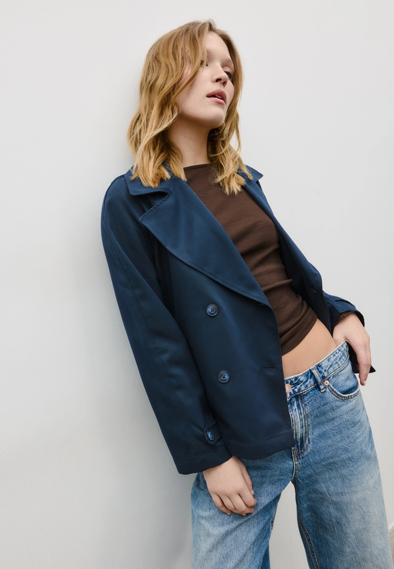 Короткий струящийся тренч с поясом