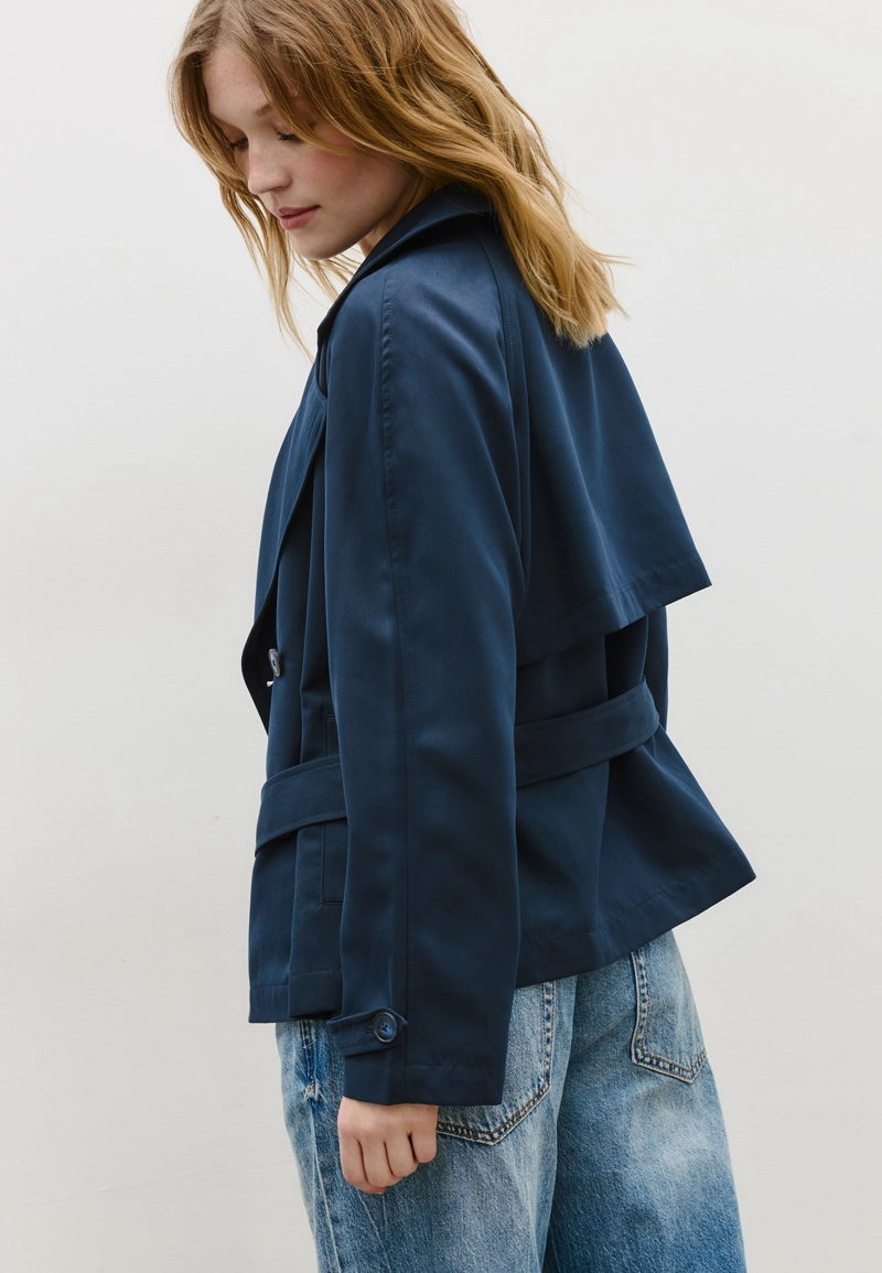 Короткий струящийся тренч с поясом