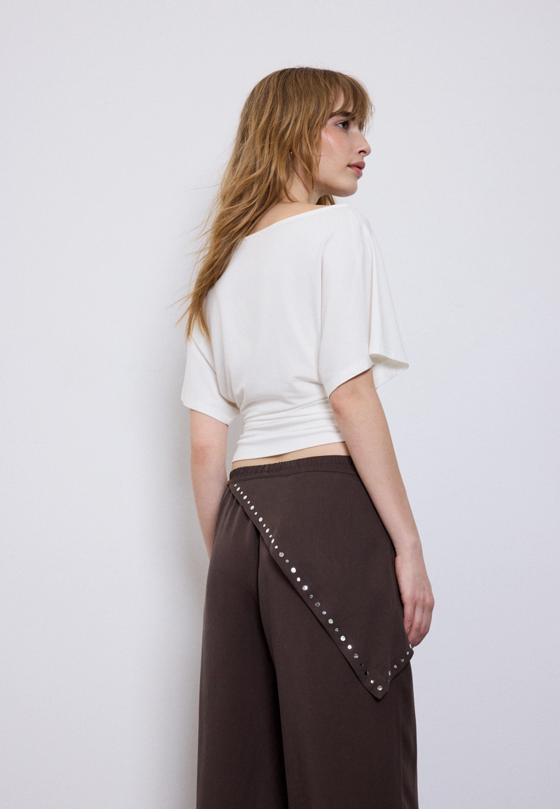 Футболка с вырезом-лодочкой и короткими рукавами