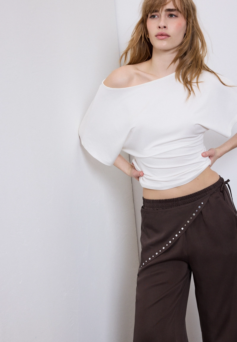 Футболка с вырезом-лодочкой и короткими рукавами