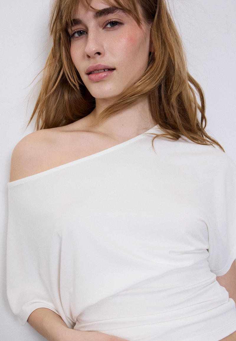 Футболка с вырезом-лодочкой и короткими рукавами