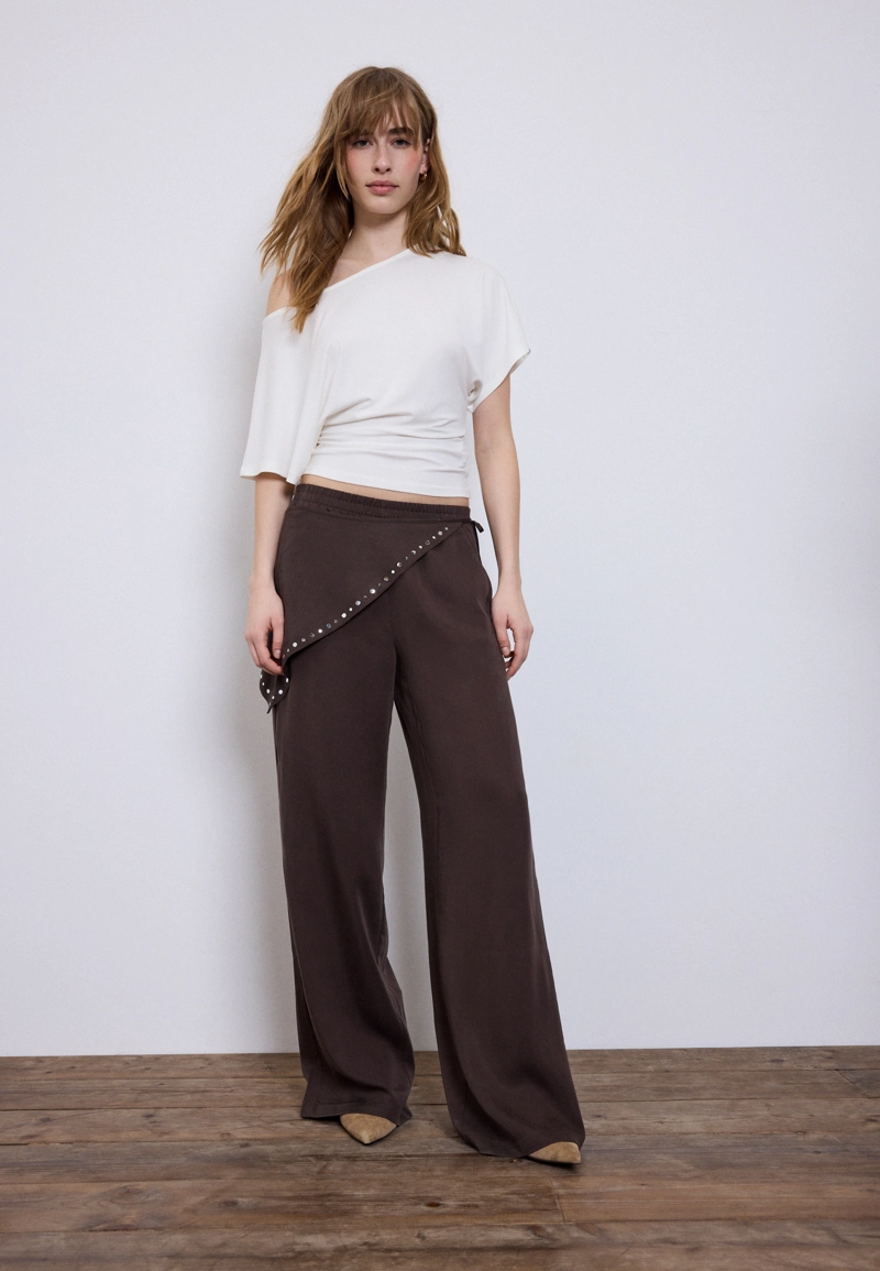 Футболка с вырезом-лодочкой и короткими рукавами