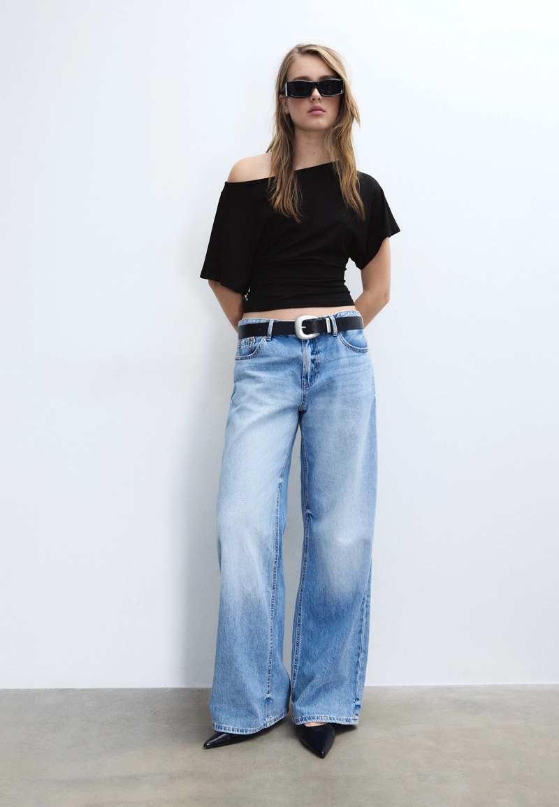 Футболка с вырезом-лодочкой и короткими рукавами