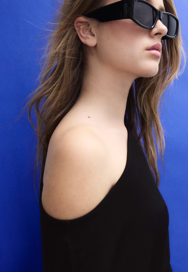 Футболка с вырезом-лодочкой и короткими рукавами