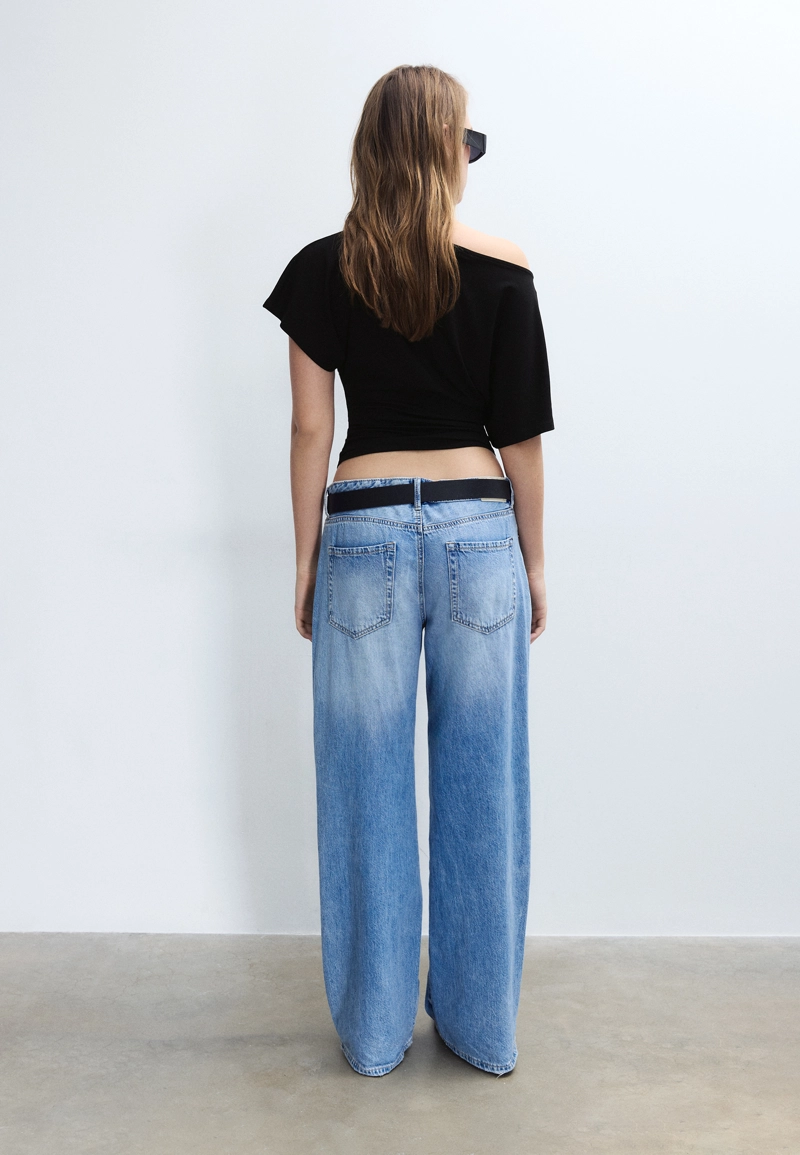 Футболка с вырезом-лодочкой и короткими рукавами