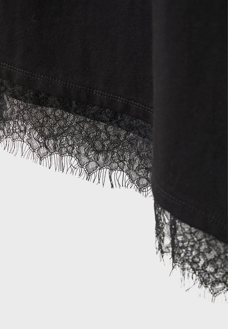 Футболка с короткими рукавами и кружевной отделкой по низу