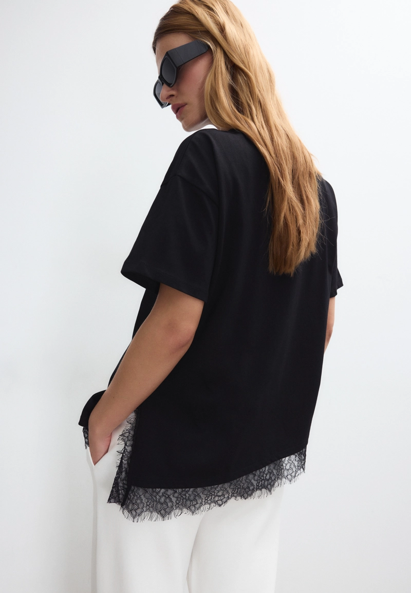 Футболка с короткими рукавами и кружевной отделкой по низу