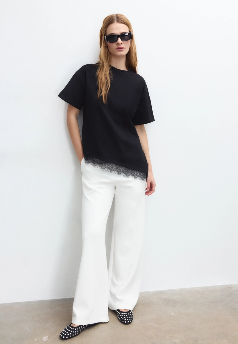 Футболка с короткими рукавами и кружевной отделкой по низу