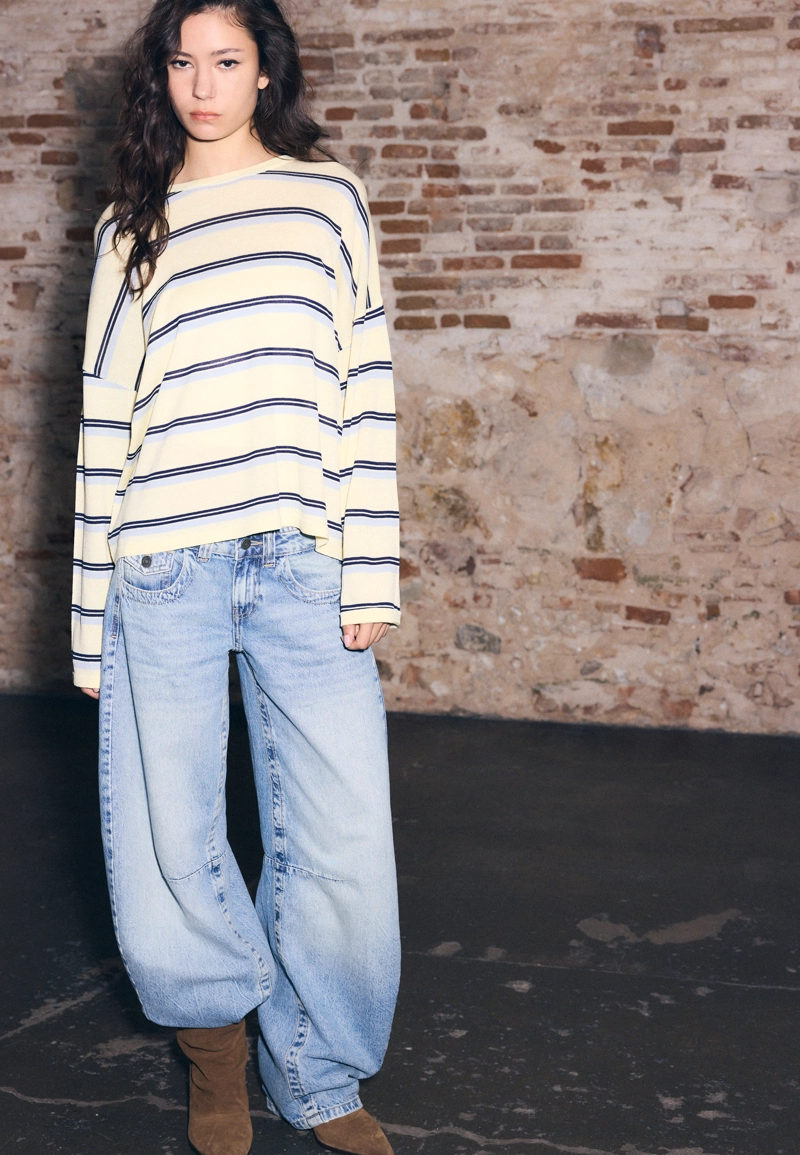 Тонкий трикотажный свитер в полоску