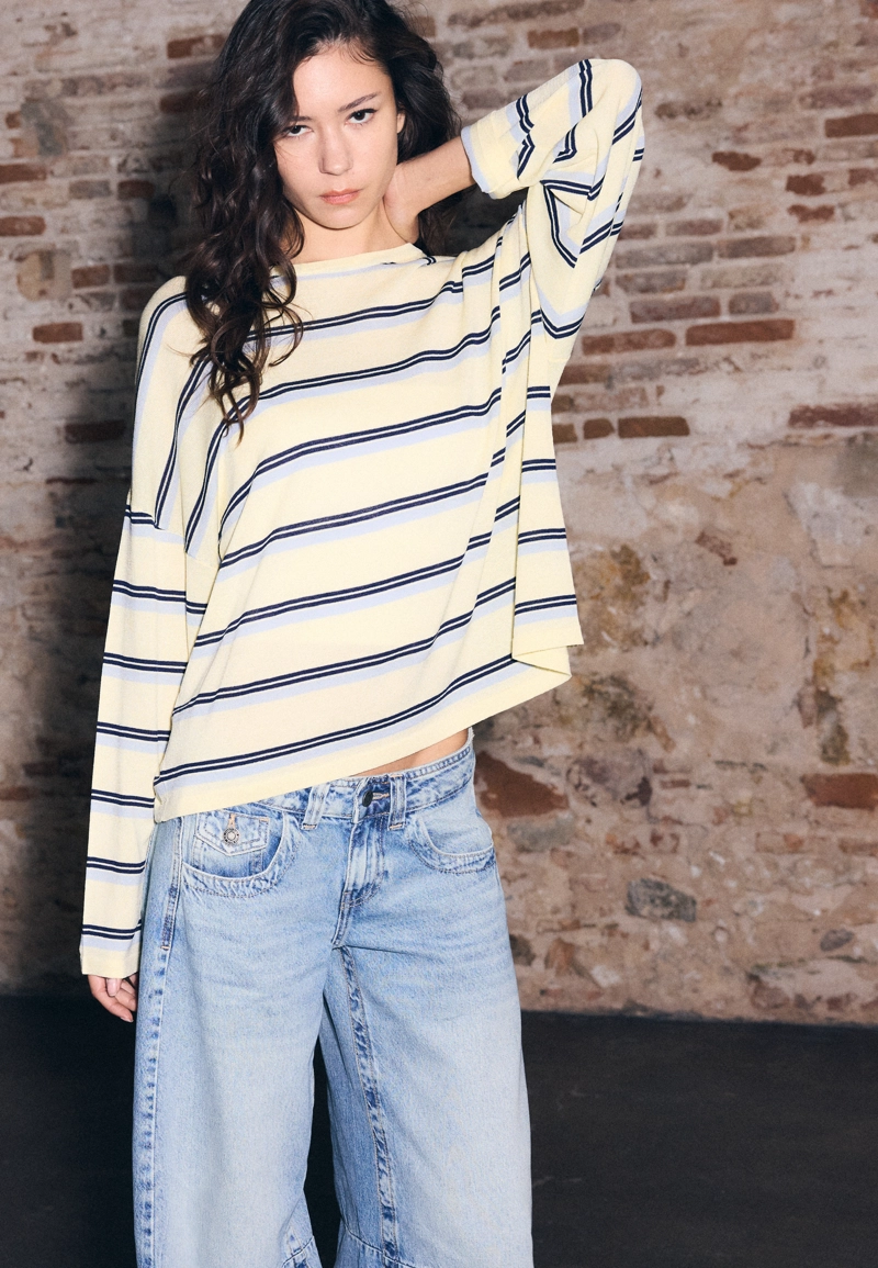 Тонкий трикотажный свитер в полоску