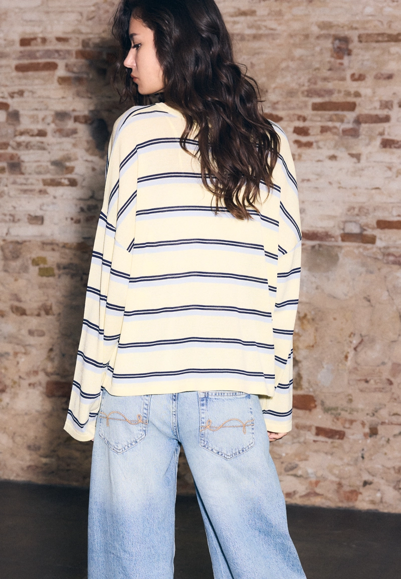 Тонкий трикотажный свитер в полоску