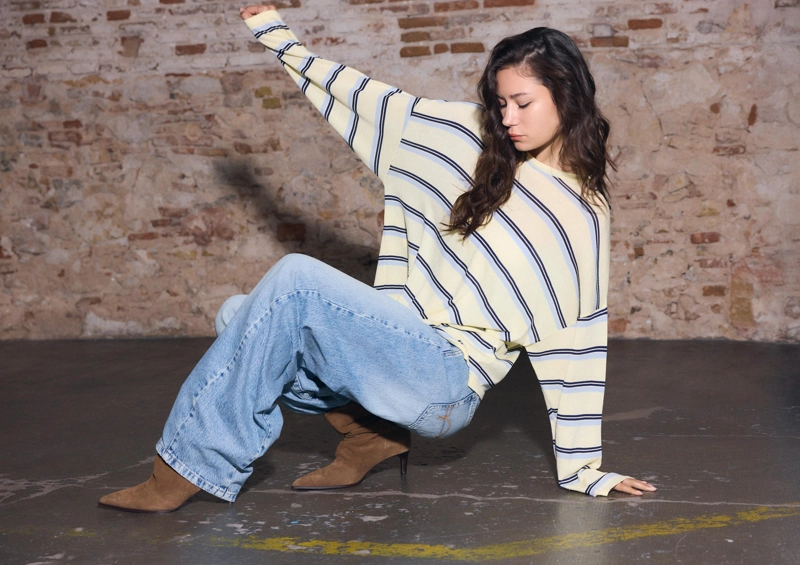 Тонкий трикотажный свитер в полоску