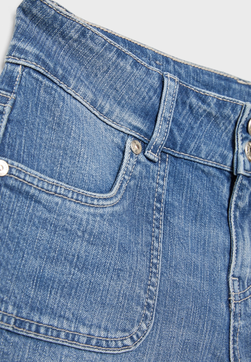 Джинсы с низкой посадкой и простроченными карманами